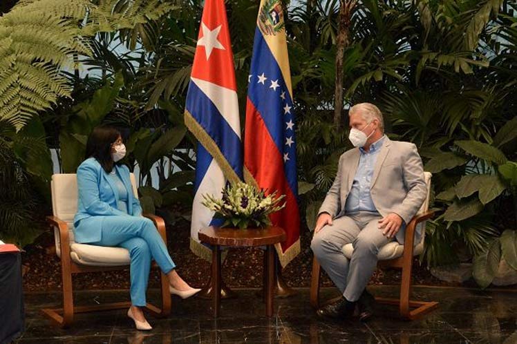 Durante el intercambio, el mandatario caribeño ratificó la solidaridad de Cuba con el pueblo bolivariano. (Foto: Estudios Revolución)