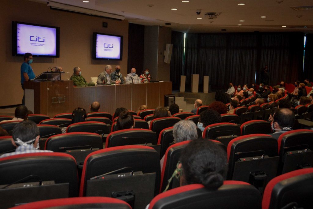 Díaz-Canel aseguró que ningún otro país ha tenido esta experiencia de una juventud involucrada en múltiples escenarios del combate a la pandemia. (Foto: Estudios Revolución)