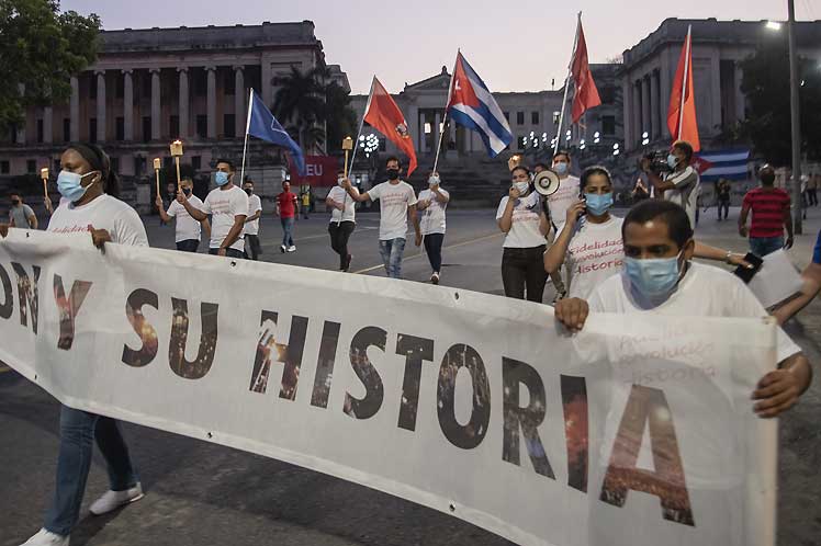 Alrededor de una veintena de jóvenes marcharon, en nombre del pueblo cubano, desde la escalinata de la Universidad de La Habana hasta la Fragua Martiana. (Foto: PL)