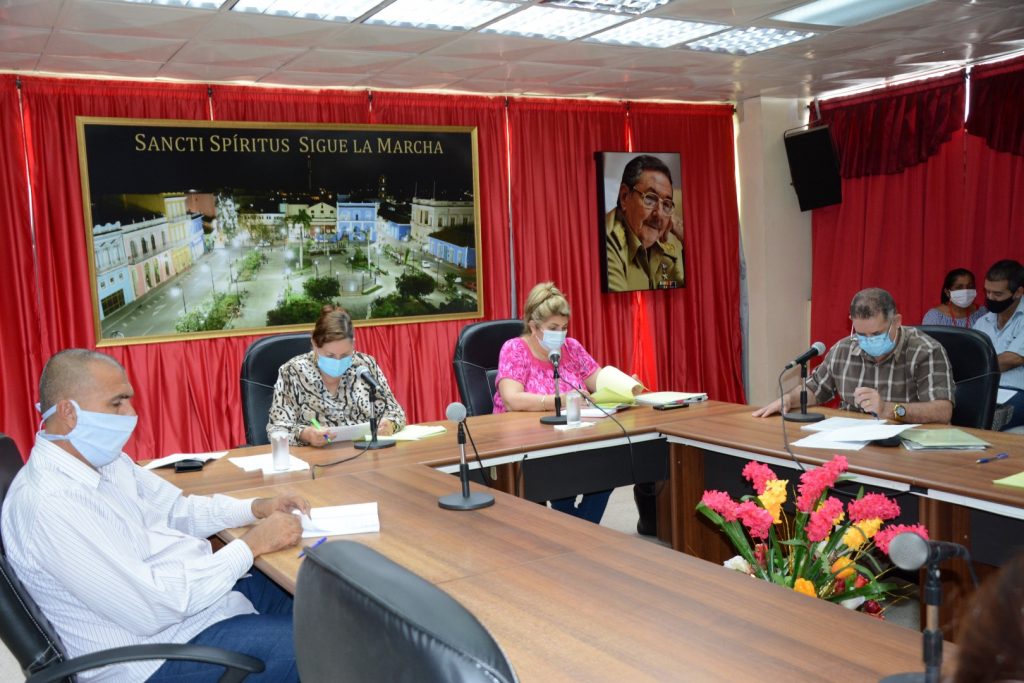 Deivy Pérez Martín subrayó la necesidad de actuar en concordancia con la situación del país y estar preparados ante la posibilidad de un cambio de fase para el territorio. (Foto: Vicente Brito / Escambray)