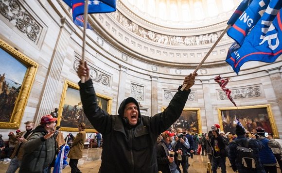 Los partidarios del presidente de los Estados Unidos, en el Capitolio después de violar la seguridad. (Foto: EFE)