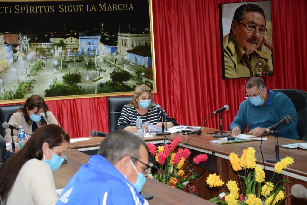 Deivy Pérez Martín, primera secretaria del Partido en la provincia, subrayó la exhortación de reducir la movilidad y salir a la callesolo cuando resulte estrictamente necesario. (Foto: Vicente Brito / Escambray)