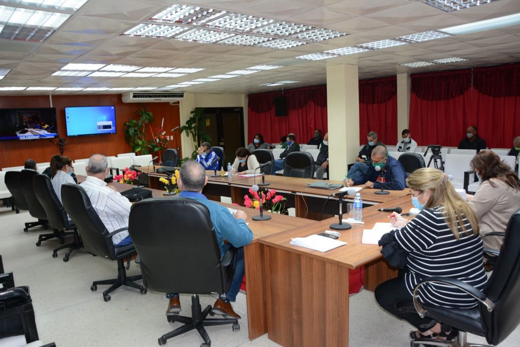 En la reunión se insistió en la necesidad de que la ciudadanía conozca lo relativo a la implementación del Decreto No. 31 del 2021, emitido por el Consejo de Ministros. (Foto: Vicente Brito / Escambray)