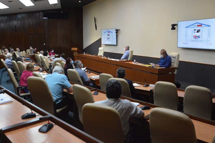 Díaz-Canel sostuvo un nuevo encuentro con los científicos y expertos que participan en el enfrentamiento al nuevo coronavirus. (Foto: Estudios Revolución)