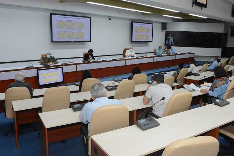 En la reunión se expusieron resultados de investigaciones sobre las secuelas de la enfermedad en varios órganos. (Foto: Estudios Revolución)