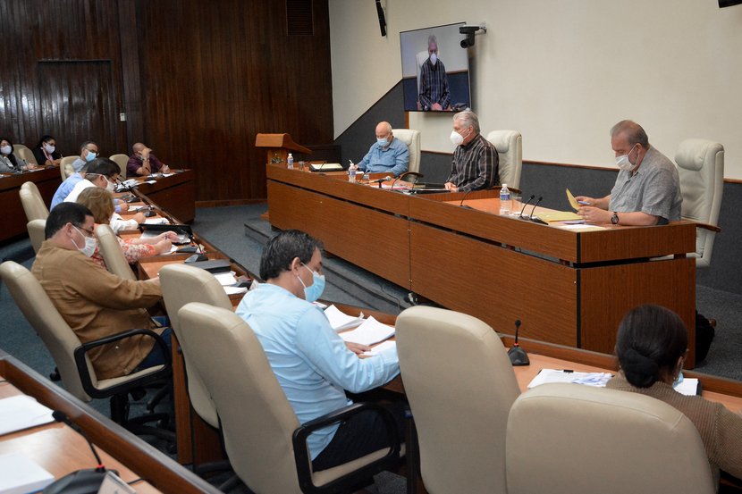 En el chequeo, el presidente cubano abogó por una industria alimentaria más eficiente. (Foto: Estudios Revolución)