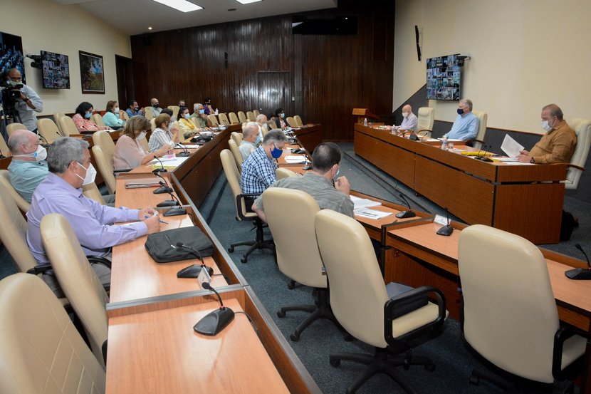 En la reunión se informó que los inspectores sanitarios estatales habían aplicado 670 multas en la jornada evaluada. (Foto: Estudios Revolución)