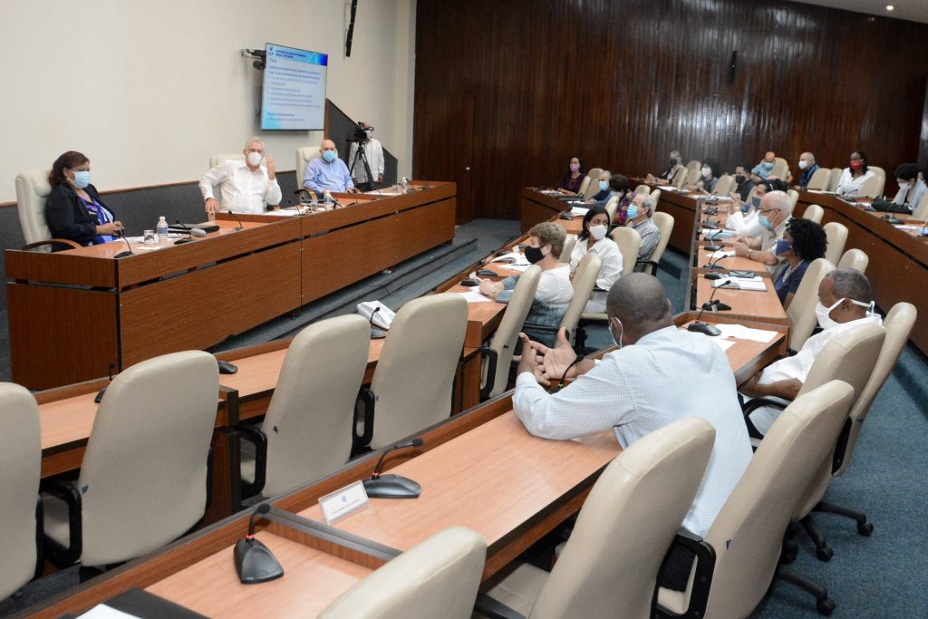 En la reunión se expusieron resultados de investigaciones sobre las secuelas de la enfermedad en varios órganos. (Foto: Estudios Revolución)