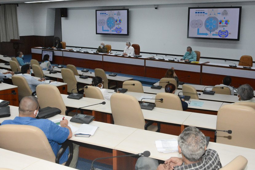 Díaz-Canel encabezó la primera sesión de trabajo con directivos del Ministerio de Energía y Minas, y científicos y expertos vinculados a ese sector. (Foto: Estudios Revolución)