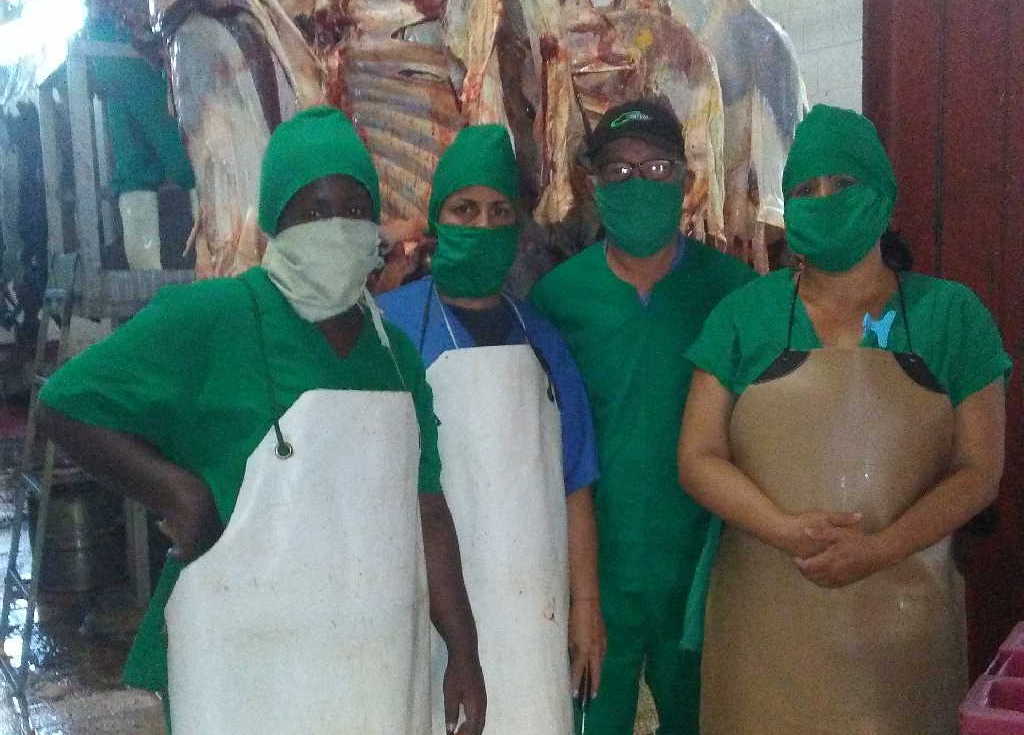 El profesor Vicente Méndez junto a veterinarias del matadero Víctor Ibarra.
