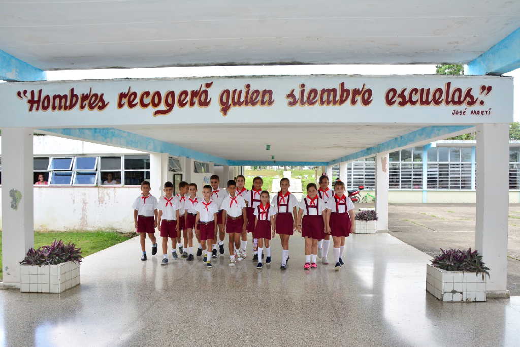 La escuela que Camilo prometió a Meneses en plena guerra fue inaugurada por Fidel en 1971.