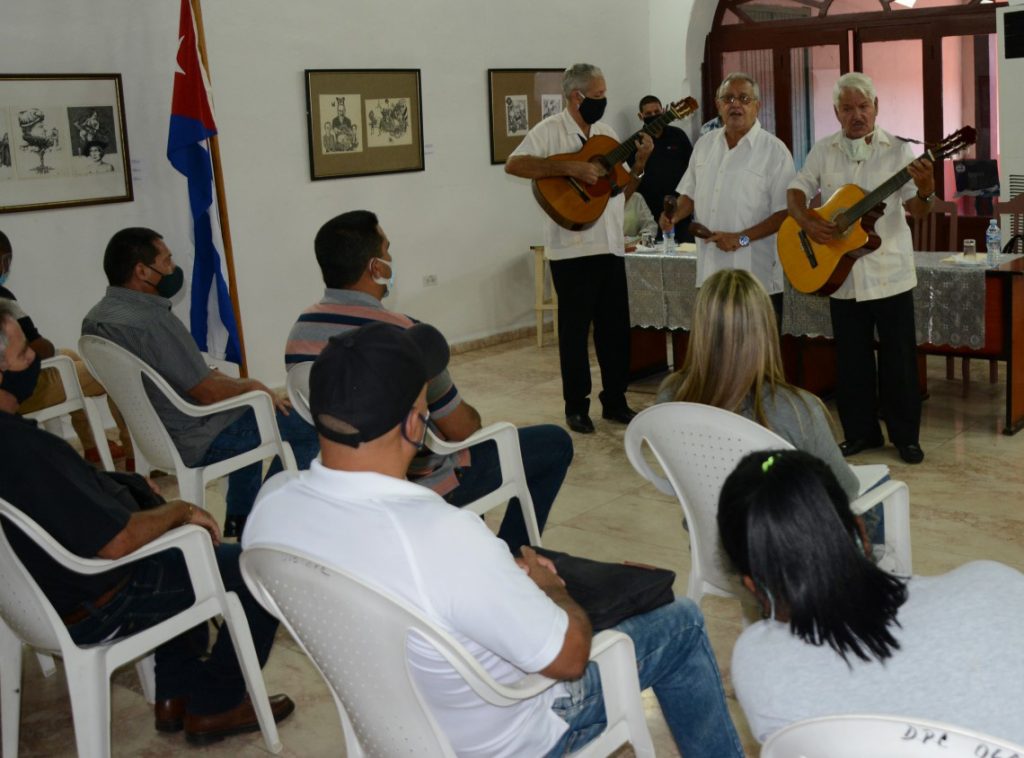 La Galería de Arte acogió el acto de reafirmación patriótica y revolucionaria del gremio artístico espirituano. (Foto: Vicente Brito / Escambray)