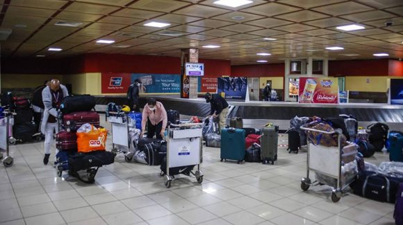 La afluencia de personas al principal aeropuerto cubano ha disminuido porque los 17 vuelos diarios se redujeron a cinco o seis. (Foto: ACN)