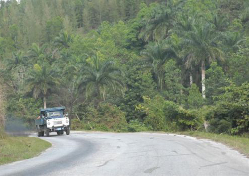 La carretera enlaza los poblados de Manaca Iznaga y Condado con Güinía de Miranda, en Villa Clara.