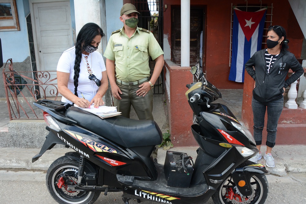 Momento en que el primer teniente Félix Cala García, instructor del caso, devolvía a Luisa Hernández Ramírez la motorina de su propiedad, hurtada el 16 de enero. (Fotos: Vicente Brito / Escambray)