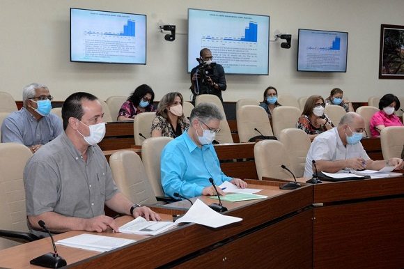 En el encuentro de este lunes se puso de manifiesto que solo se podrá cortar la transmisión si de verdad el aislamiento domiciliario es efectivo y no lo está siendo. (Foto: Estudios Revolución)