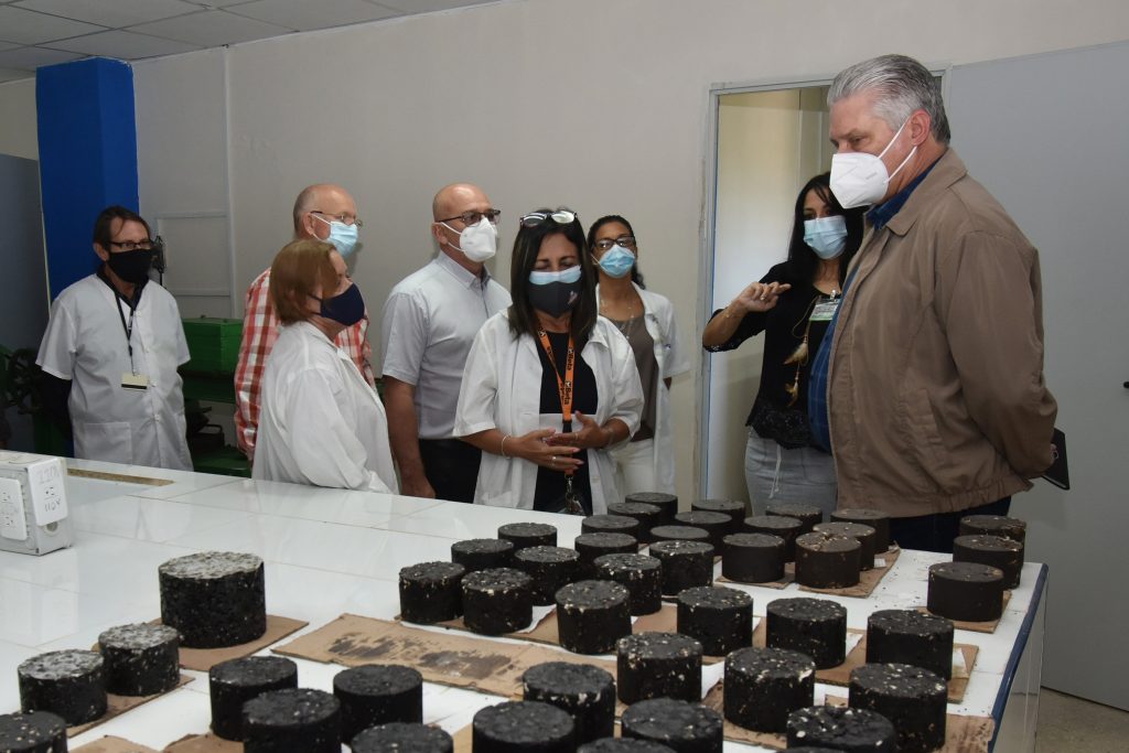 Entre los diversos proyectos que allí se materializan, Díaz-Canel supo acerca del desarrollo de un aditivo plastificante de producción nacional para hormigones. (Foto: Estudios Revolución)