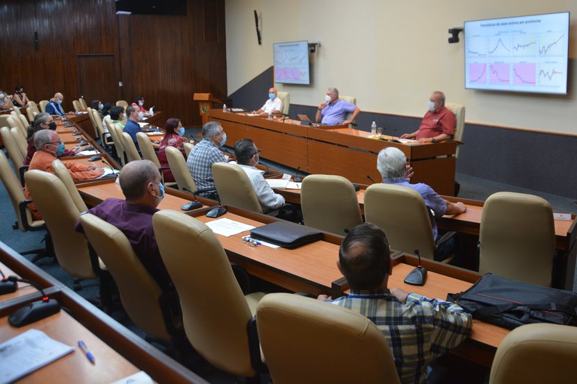 El presidente cubano sostuvo este martes un nuevo encuentro con científicos y expertos vinculados al enfrentamiento a la COVID-19. (Foto: Estudios Revolución)