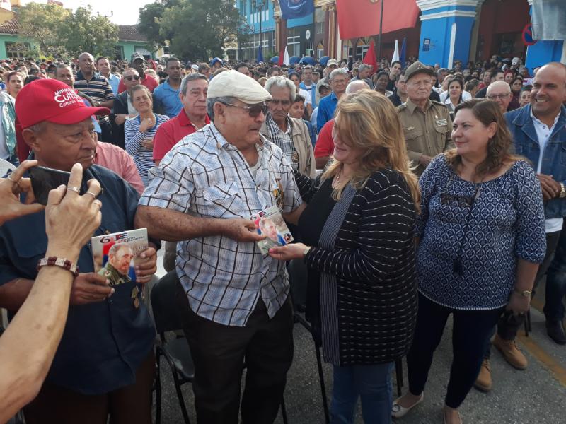 Oscar Alonso, con gorra blanca, junto a las máximas autoridades de la provincia durante la rememroación del paso de la Caravana de la Libertad por Sancti Spíritus.