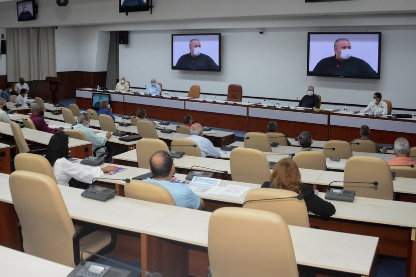 Marrero Cruz se reunió este jueves con directivos, especialistas, académicos y trabajadores estatales y no estatales del sector. (Foto: Estudios Revolución)