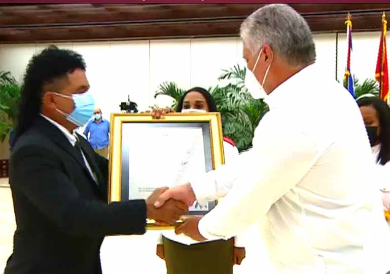 Ramón Conrado López fue condecorado con el Título Honorífico de Héroe de la República de Cuba. (Foto: Captada de la TV Cubana)