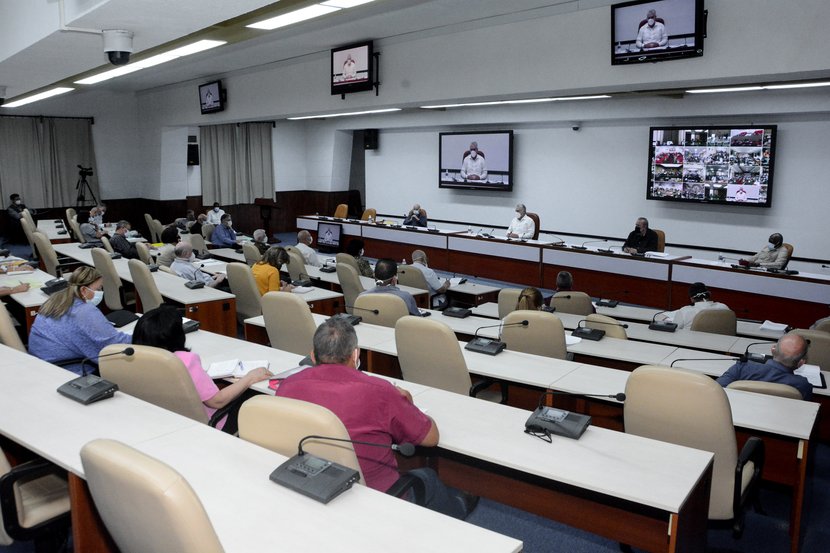 Díaz-Canel encabezó el encuentro de trabajo con productores agropecuarios, expertos y científicos de diferentes ramas, así como representantes de varias instituciones. (Foto: Estudios Revolución)