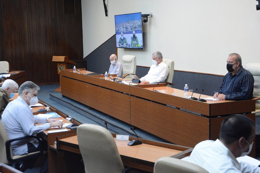 El presidente cubano encabezó la reunión de este jueves del Grupo temporal de trabajo para la prevención y control de la pandemia. (Foto: Estudios Revolución) 