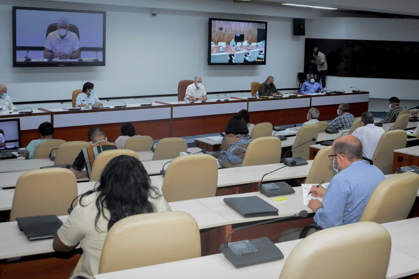 El presidente cubano abogó por el empleo de la ciencia en aras de una mayor obtención de comestibles. (Foto: Estudios Revolución)