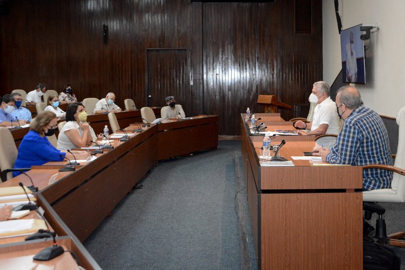 Díaz-Canel y Manuel Marrero se reunieron con personal de la Oficina del Historiador de La Habana para evaluar las proyecciones de 2021. (Foto: Estudios Revolución)