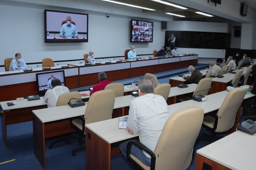 El encuentro de la dirección del país con representantes de las formas de gestión no estatal encierra una gran connotación ideológica y política. (Foto: Estudios Revolución)