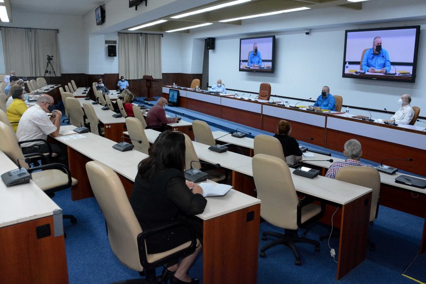 Manuel Marrero encabezó un encuentro con directivos y especialistas del sistema de Comercio Exterior y la Inversión Extranjera. (Foto: Estudios Revolución)