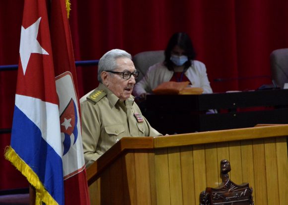 El General de Ejército Raúl Castro Ruz presentó el Informe Central del 8vo Congreso del Partido. (Foto: Juvenal Balán / Granma)