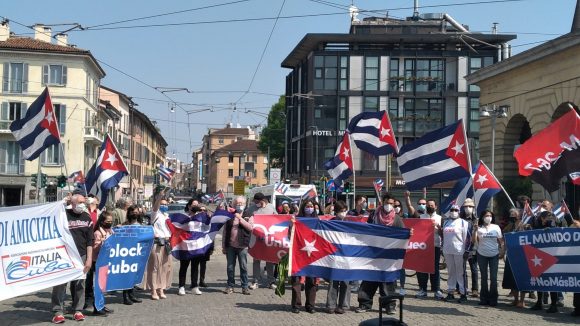 Roma y otras ciudades de Italia condenan el bloqueo. Foto: Twitter/@conaci_it.