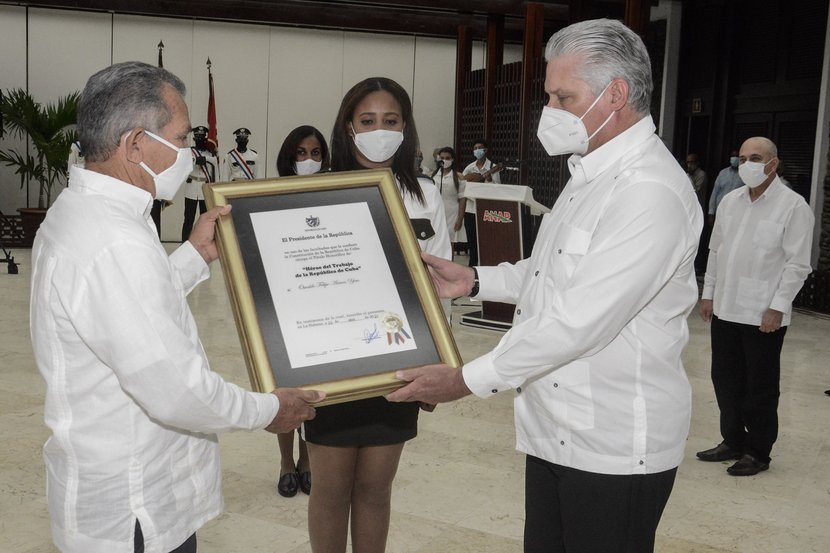 Díaz-Canel impuso el Título Honorífico de Héroe de la República de Cuba y la Orden 17 de Mayo a agricultores destacados. (Foto: Estudios Revolución)