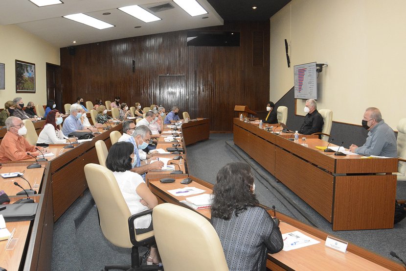 Díaz-Canel y Manuel Marrero sostuvieron un nuevo encuentro con expertos y científicos que han contribuido al enfrentamiento a la COVID-19. (Foto: Estudios Revolución)