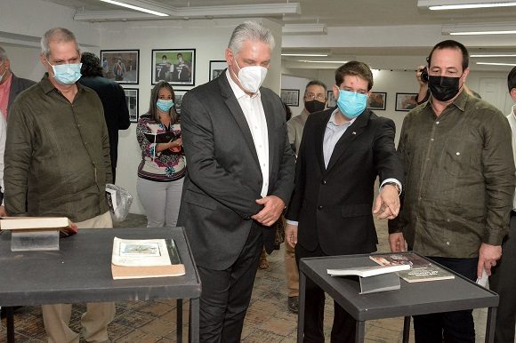 La galería recoge testimonios de la ayuda solidaria de los cubanos antes distintas urgencias como desastres naturales, el ébola y la COVID-19. (Foto: Estudios Revolución)