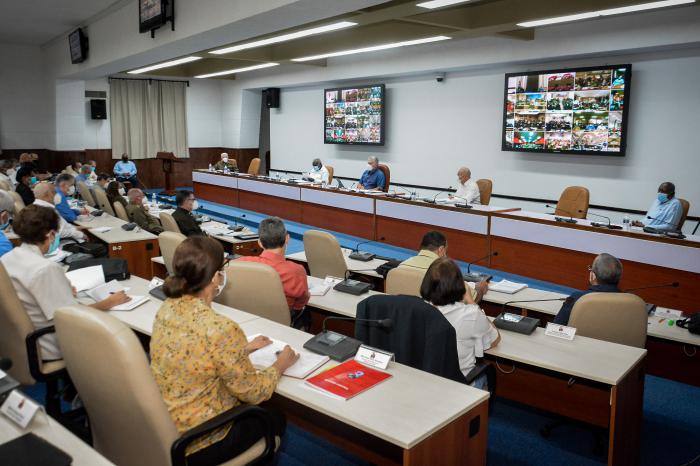 Díaz-Canel llamó a debatir con objetividad las ideas y conceptos emanados del 8vo Congreso. (Foto: Estudios Revolución)