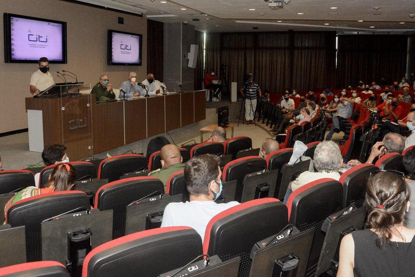 En el intercambio, Díaz-Canel reconoció a los estudiantes y profesores pues ellos, desde la participación, han hecho valiosos aportes. (Foto: Estudios Revolución)