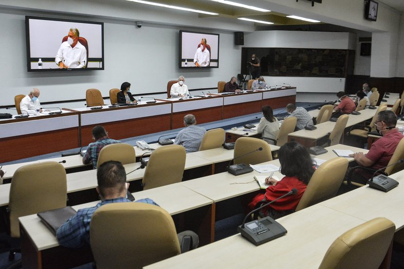 El «Manejo de los suelos en el marco de la soberanía alimentaria y educación nutricional», fue punto de partida del encuentro de la dirección del país con científicos y expertos. (Foto: Estudios Revolución)