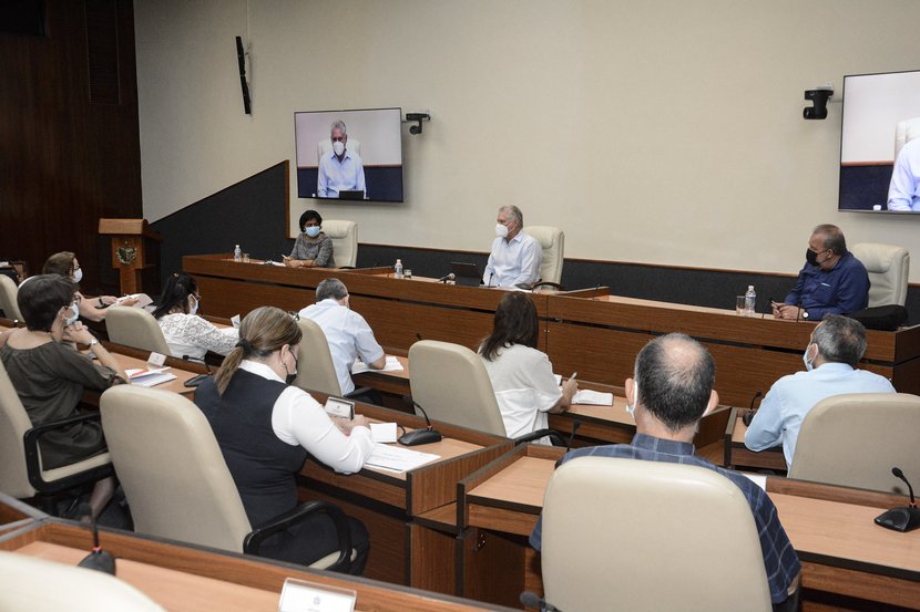 Díaz-Canel encabezó el encuentro de trabajo con directivos, científicos y expertos asociados al sector de las telecomunicaciones y la informática. (Foto: Estudios Revolución)