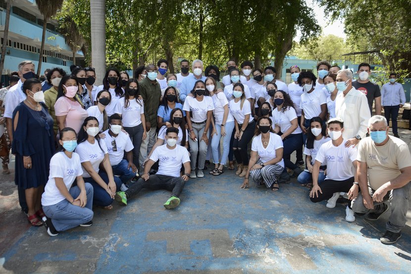 Momento con estudiantes de la UCCFD "Manuel Fajardo". (Foto: Estudios Revolución)