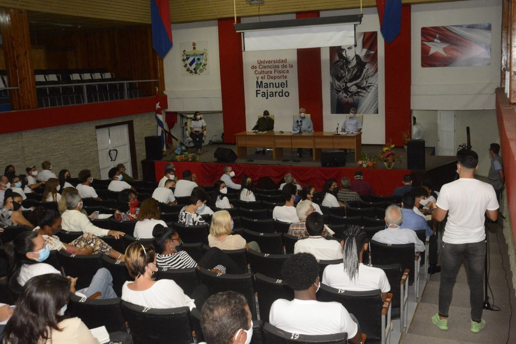 Díaz-Canel intercambió con un grupo de estudiantes y profesores de la Universidad de Ciencias de la Cultura Física y el Deporte “Manuel Fajardo”. (Foto: Estudios Revolución)