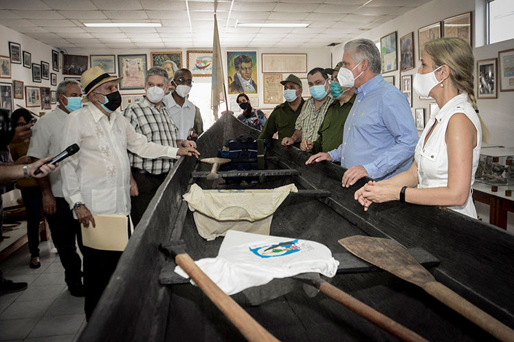 En la Fundación de la Naturaleza y el Hombre Antonio Núñez Jiménez, el presidente cubano recibió información acerca de la labor del centro. (Foto: PL)