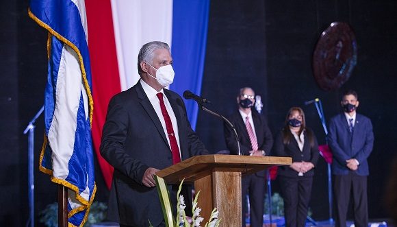 El ejercicio del doctorado, afirmó Díaz-Canel, ha sido un proceso de crecimiento para todos, como revolucionarios y como profesionales. (Foto: Alejandro Azcuy Domínguez)