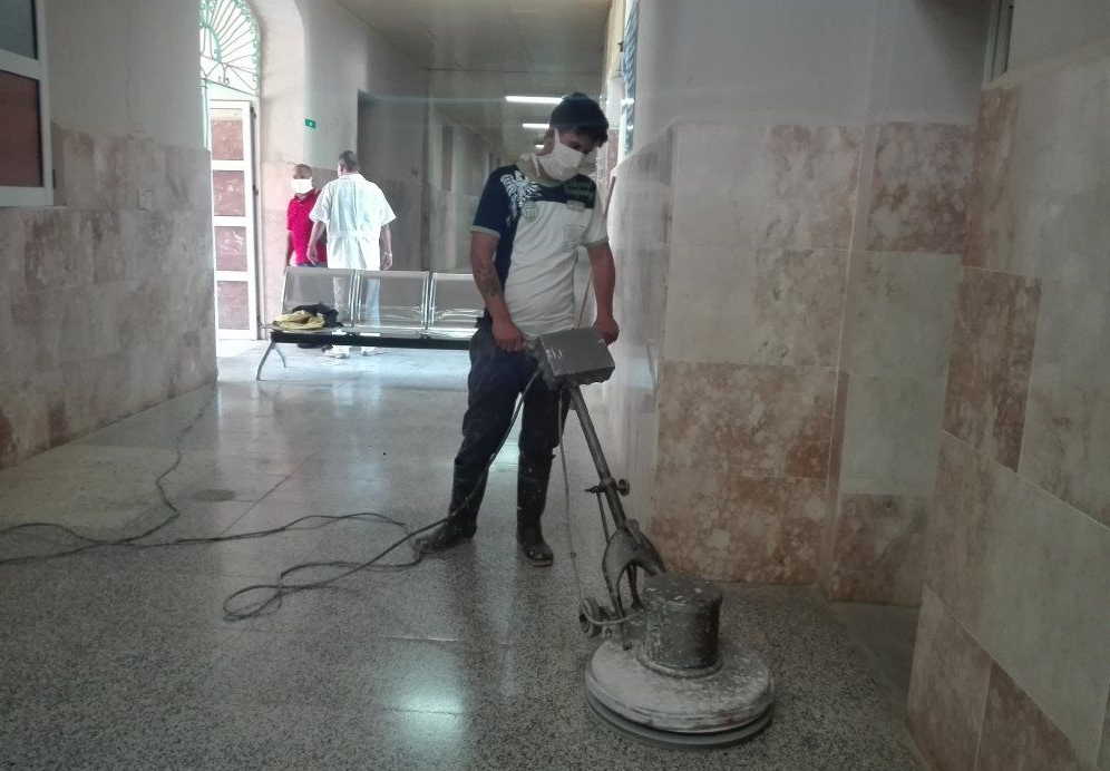 El joven Misdiel Hernández reconoce la labor del personal de salud en tiempos de pandemia. (Fotos: Ana Martha Panadés)