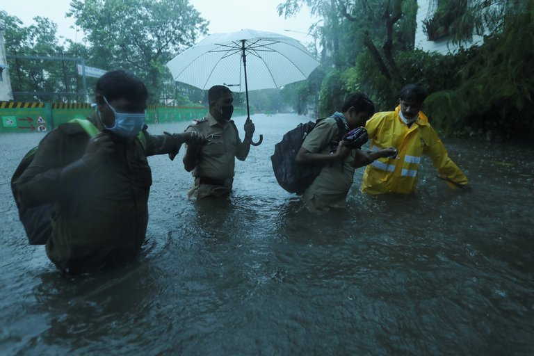 india, ciclon, intensas lluvias, desastres naturales, covid-19