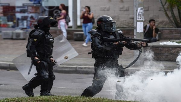 Agentes antidistrubios emplean armas letales contra los participantes de las protestas. (Foto: Colprensa)