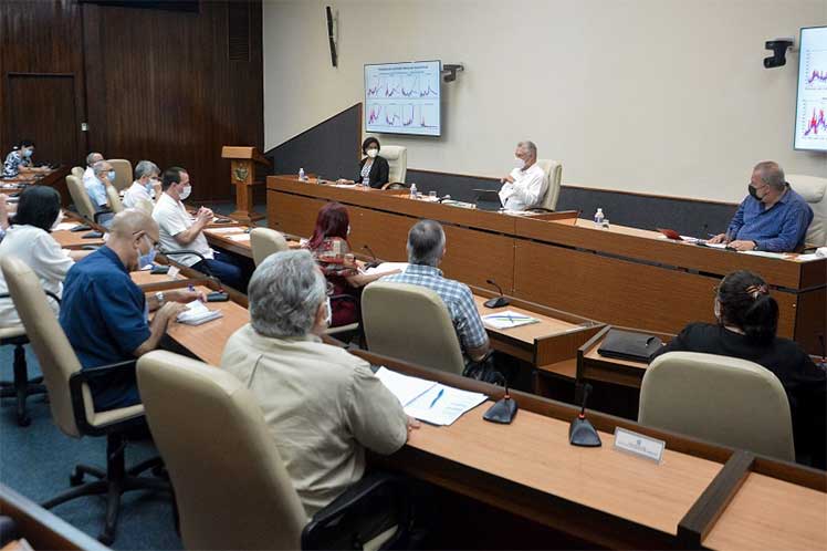 El presidente Miguel Díaz-Canel encabezó un nuevo encuentro del Gobierno con científicos vinculados al enfrentamiento a la COVID-19. (Foto: Estudios Revolución)