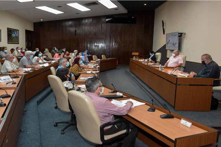 En la reunión del grupo temporal, Manuel Marrero enfatizó en el papel de los municipios en el enfrentamiento a la pandemia. (Foto: Estudios Revolución)