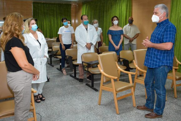 El presidente cubano intercambia con los científicos. (Foto: Estudio Revolución)